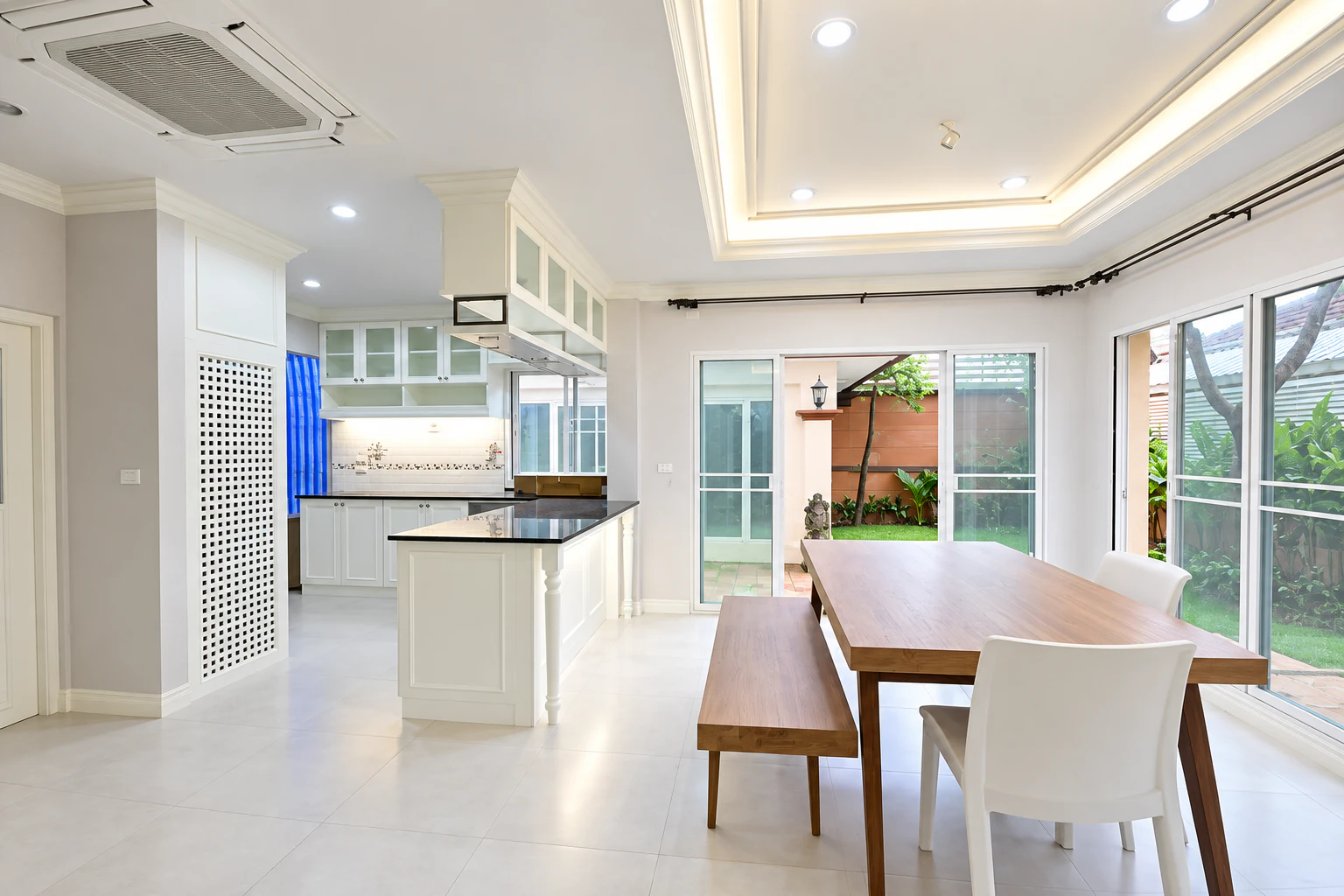 พื้นที่รับประทานอาหารและครัวสีขาว