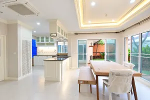 พื้นที่รับประทานอาหารเชื่อมต่อกับชุดครัวบิ้วอินสีขาว