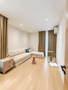 มุมนั่งเล่นโทนครีมพร้อมโซฟาตัวแอล โครงการ Noble Aqua Riverfront ราษฎร์บูรณะ