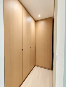 ตู้เก็บของหน้าบานเรียบโทนไม้ โครงการ Noble Aqua Riverfront ราษฎร์บูรณะ