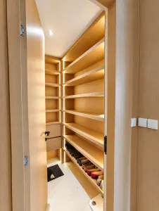 ชั้นเก็บรองเท้าพร้อมไฟแนวตั้ง โครงการ Noble Aqua Riverfront ราษฎร์บูรณะ