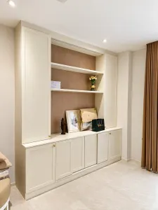 ตู้โชว์สีครีมและชั้นวางของ โครงการ Noble Aqua Riverfront ราษฎร์บูรณะ
