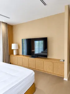 ผนังทีวีและตู้หน้าบานลายสาน โครงการ Noble Aqua Riverfront ราษฎร์บูรณะ