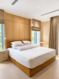 ห้องนอนโทนไม้และผนังหัวเตียง โครงการ Noble Aqua Riverfront ราษฎร์บูรณะ