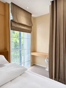 โต๊ะบิ้วอินริมหน้าต่างห้องนอน โครงการ Noble Aqua Riverfront ราษฎร์บูรณะ