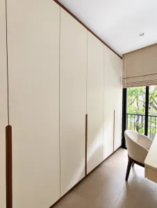 ตู้เสื้อผ้าสีครีมพร้อมมือจับแนวยาว โครงการ Noble Aqua Riverfront ราษฎร์บูรณะ
