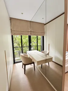 โต๊ะทำงานริมหน้าต่างและผนังกระจก โครงการ Noble Aqua Riverfront ราษฎร์บูรณะ
