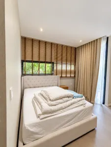 ห้องนอนโทนครีมพร้อมม่านและมู่ลี่ โครงการ Noble Aqua Riverfront ราษฎร์บูรณะ