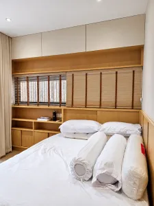 หัวเตียงเชื่อมตู้บิ้วอินและชั้นวาง โครงการ Noble Aqua Riverfront ราษฎร์บูรณะ