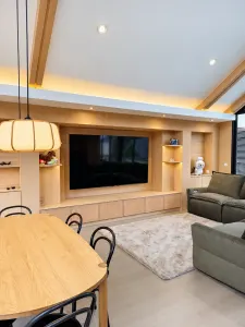 ผนังทีวีหน้าบานลายสานและไฟซ่อน โครงการ Noble Aqua Riverfront ราษฎร์บูรณะ
