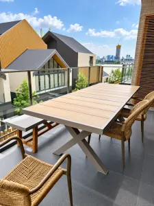 มุมนั่งเล่นภายนอกริมระเบียง โครงการ Noble Aqua Riverfront ราษฎร์บูรณะ
