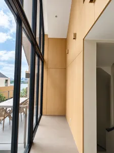 ผนังตกแต่งโทนไม้ข้างหน้าต่างสูง โครงการ Noble Aqua Riverfront ราษฎร์บูรณะ