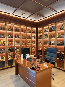 ตู้กระจกของสะสมในห้องทำงาน โครงการ Supalai Elegance พหลโยธิน 50 บ้านหลังที่ 2