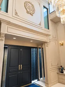 ผนังคิ้วบัวบริเวณประตูทางเข้า โครงการ Supalai Elegance พหลโยธิน 50 บ้านหลังที่ 2