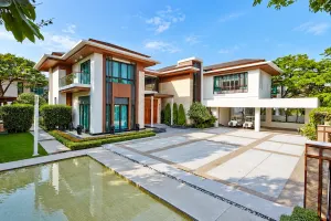 มุมภายนอกบ้านนวธานี เสรีไทย พร้อมพื้นที่ทางเข้าและสวนด้านหน้า