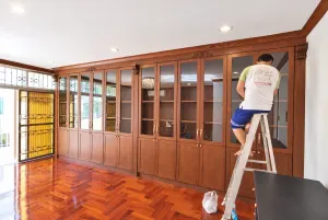 ชุดตู้หน้าบานกระจกโทนไม้ระหว่างติดตั้ง โครงการเมืองเศรษฐี ทาวน์โฮม