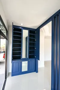ตู้บิ้วอินสีน้ำเงินพร้อมช่องกระจกและช่องจัดเก็บ โครงการ The Connect