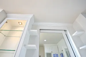 บัวบนและกรอบโต๊ะเครื่องแป้งสีขาว โครงการ The Connect