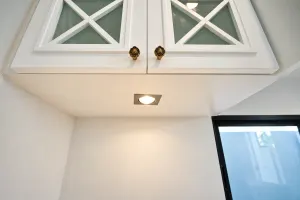 รายละเอียดหน้าบานกระจกไขว้และไฟใต้ตู้ โครงการ The Connect