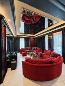 ห้องนั่งเล่นและโซฟาสีแดง โครงการบูเลอวาร์ด เสรีไทย ภาพ 26
