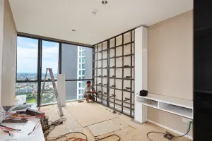 โครงติดตั้งผนังและตู้ภายในคอนโดระหว่างทำงาน โครงการ333 Riverside R2