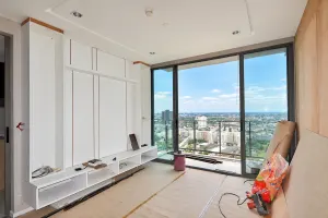 แผงผนังและตู้เตี้ยบิ้วอินในพื้นที่รับแขกระหว่างติดตั้ง โครงการ333 Riverside R2