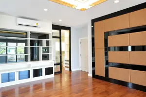 ชุดตู้สีขาวและผนังตกแต่งโทนสีน้ำตาล โครงการ Grand Bangkok Boulevard รัชดา–รามอินทรา 2 ภาพ 9