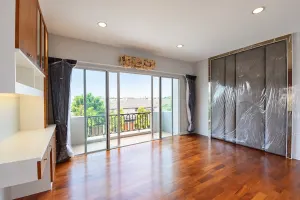 ตู้เก็บของและโต๊ะใกล้ประตูระเบียง โครงการ Grand Bangkok Boulevard รัชดา–รามอินทรา 2 ภาพ 16