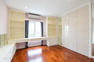 หน้าบานกรอบสีขาวและโต๊ะบิ้วอิน โครงการ Grand Bangkok Boulevard รัชดา–รามอินทรา 2 ภาพ 17