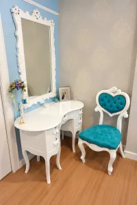 โต๊ะเครื่องแป้งสีขาวทรงโค้งกับเก้าอี้พนักรูปหัวใจบุสีเทอร์ควอยซ์