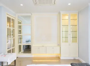 รายละเอียดผนังทีวีและตู้กระจกในห้องรับแขก บ้านสร้างเอง เขตจตุจักร กรุงเทพฯ