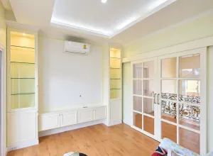 ชุดผนังทีวีและตู้โชว์บริเวณชั้นบน บ้านสร้างเอง เขตจตุจักร กรุงเทพฯ