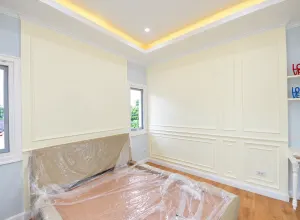 ผนังหัวเตียงและกรอบตกแต่งในห้องนอน บ้านสร้างเอง เขตจตุจักร กรุงเทพฯ