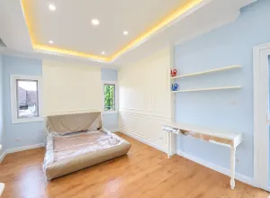 โต๊ะยาวและชั้นวางข้างเตียงในห้องนอน บ้านสร้างเอง เขตจตุจักร กรุงเทพฯ